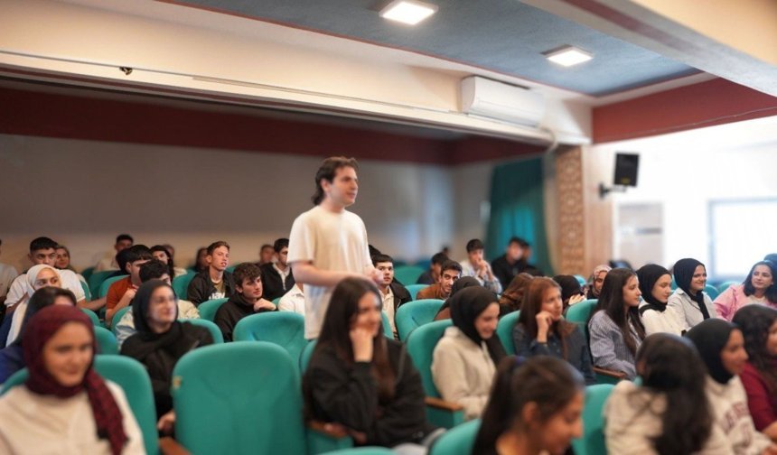 Kahta'da öğrencilerin kariyer ve hedefleri için söyleşi düzenlendi