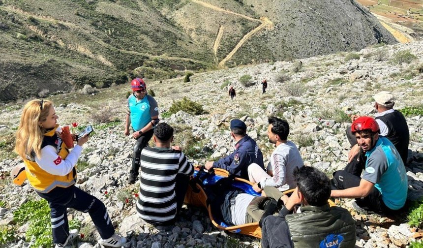 Kayalıklardan düşen genç helikopterle kurtarıldı - Videolu Haber