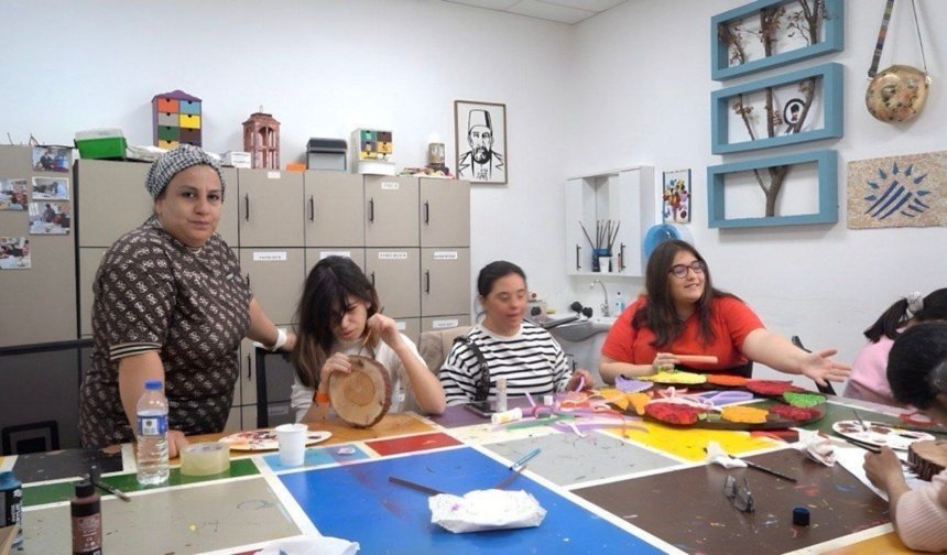 Özel bireyler, geri dönüşüm malzemelerini sanata dönüştürüyor - Videolu Haber