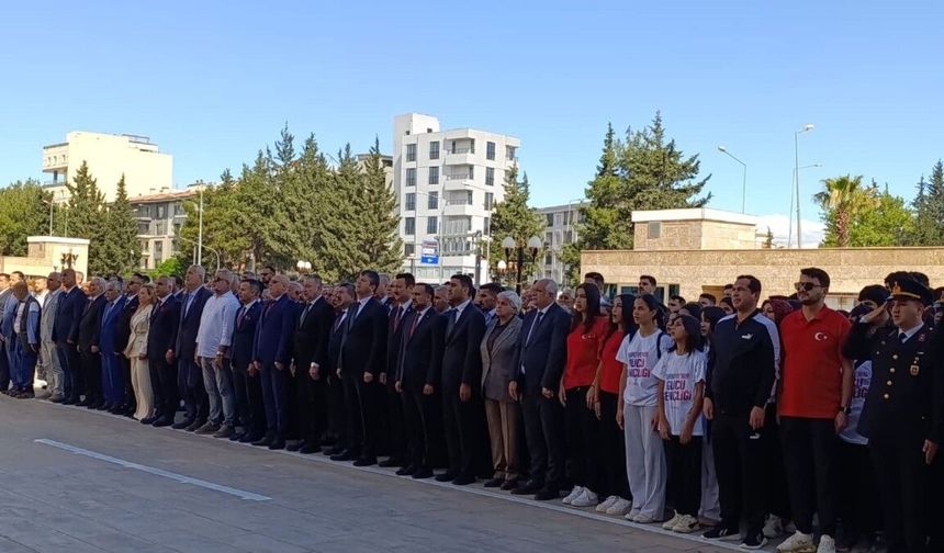 Adıyaman'da 19 Mayıs kutlamaları çelenk sunma töreniyle başladı - Videolu Haber