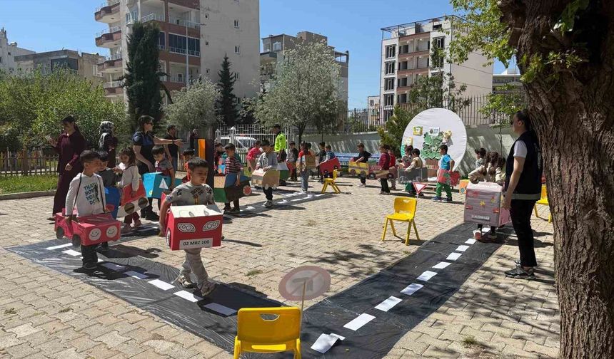 Atıklardan araç yaptılar, trafiği uygulamalı öğrendiler