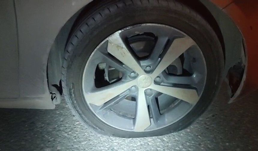 Çukura giren otomobilin lastikleri patladı