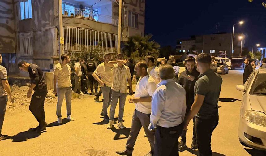 Ev sahibi ile kiracı arasında bıçaklı, sopalı, taşlı kavga: 11 yaralı