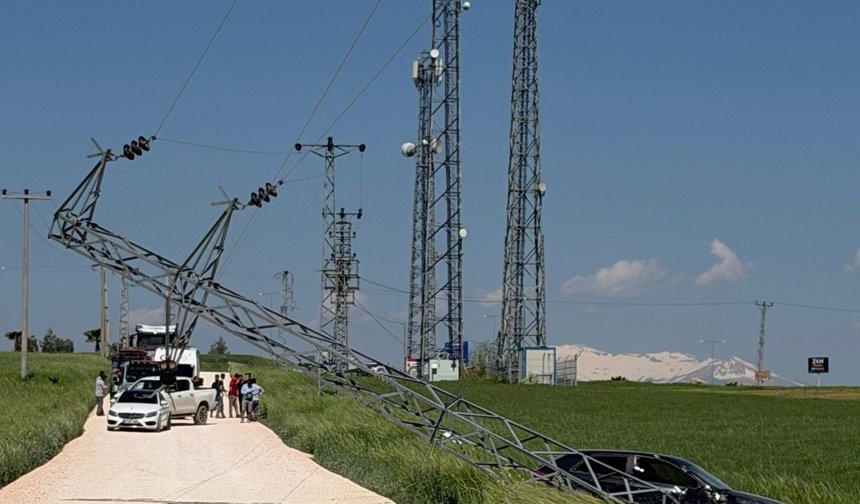 Adıyaman’da Kontrolden Çıkan Otomobil Direğe Çarptı