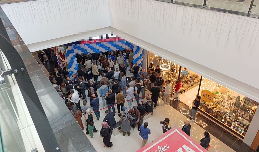 Adıyaman'da mağaza açılışında izdiham yaşandı