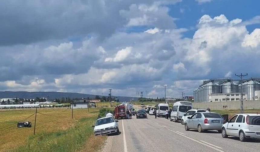 Adıyaman'da otomobil ile hafif ticari araç çarpıştı: 3 yaralı