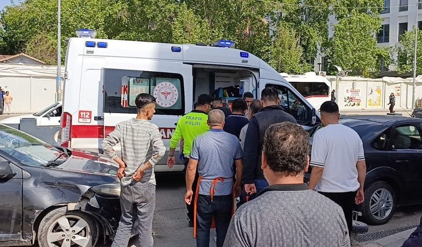 Otomobil ile motosiklet çarpıştı: 1 yaralı