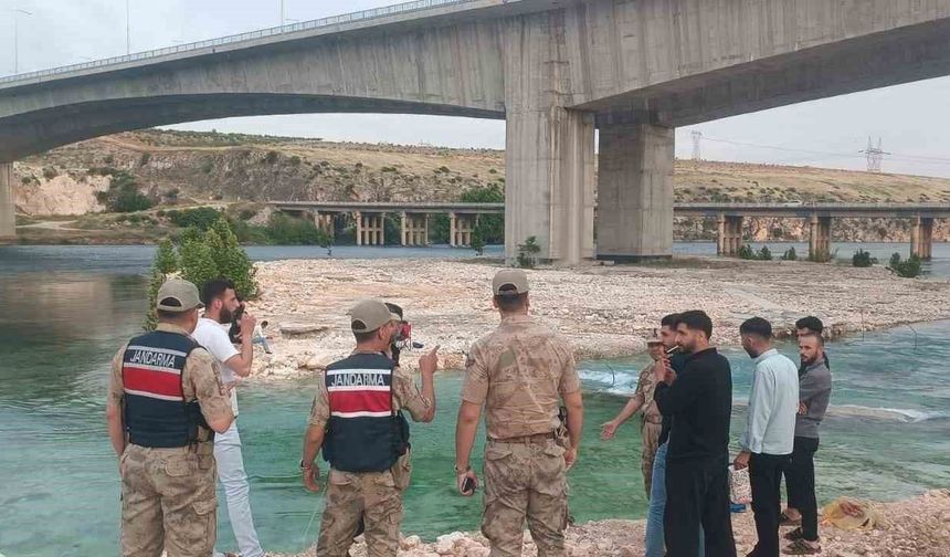 Fırat Köprüsü Altında Mahsur Kalan 8 Kişi Kurtarıldı