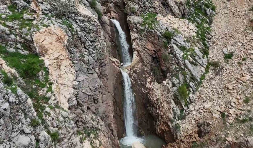 Tut ilçesindeki şelaleler coştu