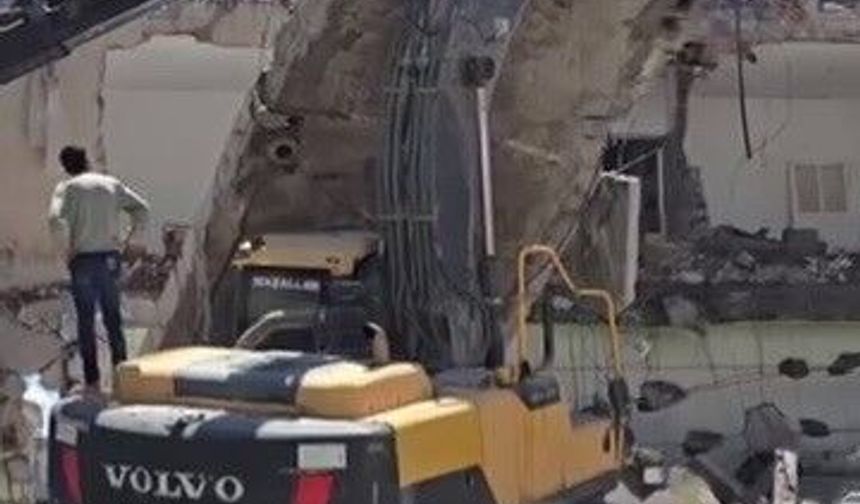 Kahta'da beton bloğu iş makinasının üzerine düştü