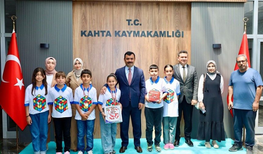 Akıl ve Zeka oyunlarında derece elde eden öğrencilerden Kaymakam Soysal'a ziyaret