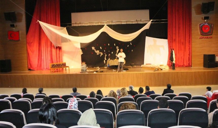 'Bir Delinin Hatıra Defteri' Adıyaman'da sahnelendi - Videolu Haber