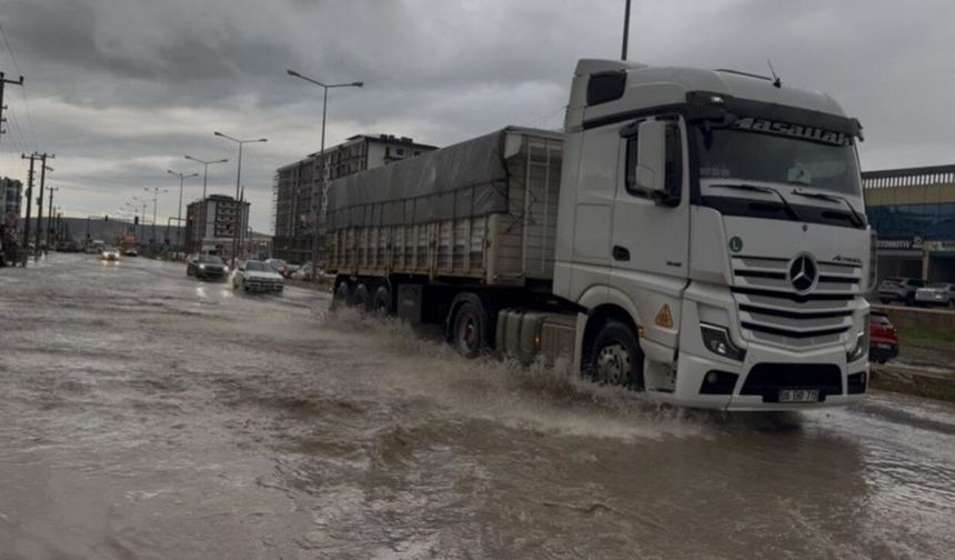 Diyarbakır Ergani’de Sağanak Hayatı Durma Noktasına Getirdi