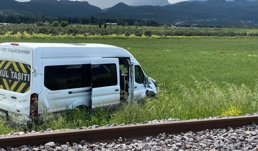 Gaziantep’te Öğrenci Servisine Tren Çarptı 13 Öğrenci Yaralandı