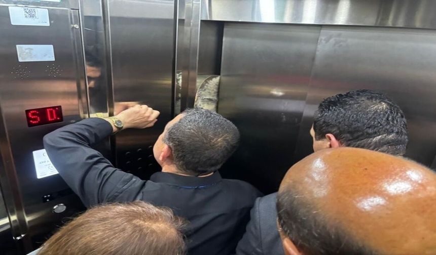 CHP Heyeti Gaziantep’te Asansörde Mahsur Kaldı