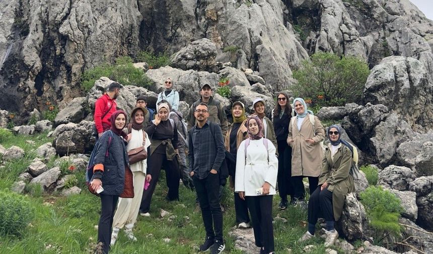 Gerger’de Ters Lale Akını: Abacık Yaylası Ziyaretçiyle Doldu