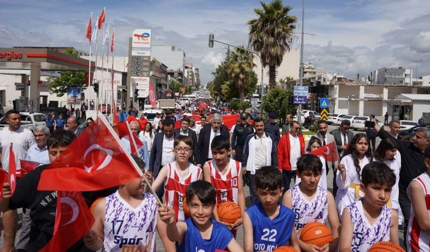 Kahta'da Gençlik Haftası yürüyüşü düzenlendi