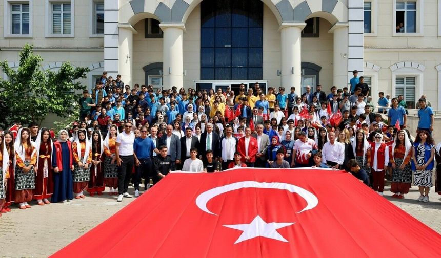 Kahta'da gençlik yürüyüşü yoğun katılımla gerçekleşti