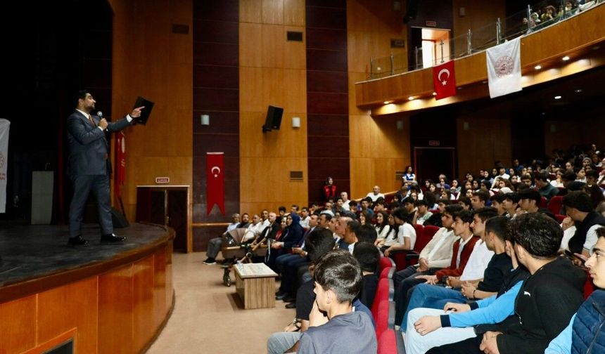 Kahta'da 'Z Kuşağı Değil, İz Bırakan Kuşak' konulu konferans programı düzenlendi