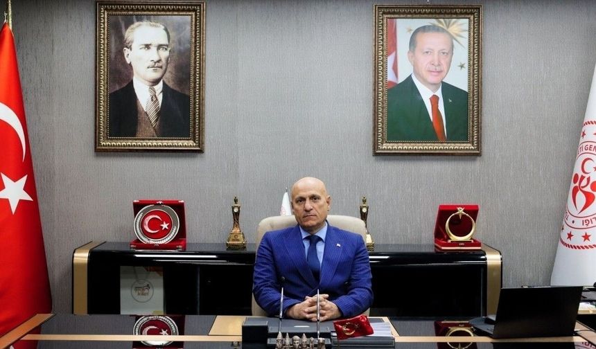 Müdür Elüstü'den Anneler günü kutlaması: 'Anne Toplumun Temelidir'