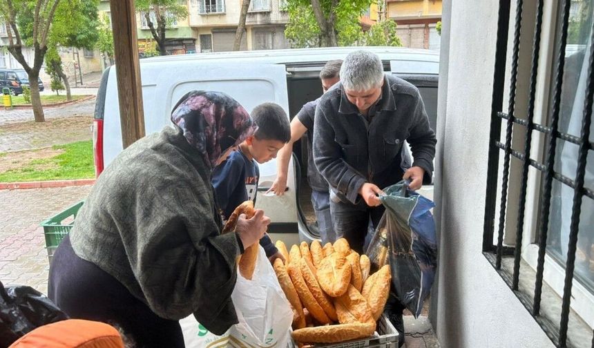 Muhtar İrfan Şahin öncülüğünde 'sıcak ekmek' dayanışması