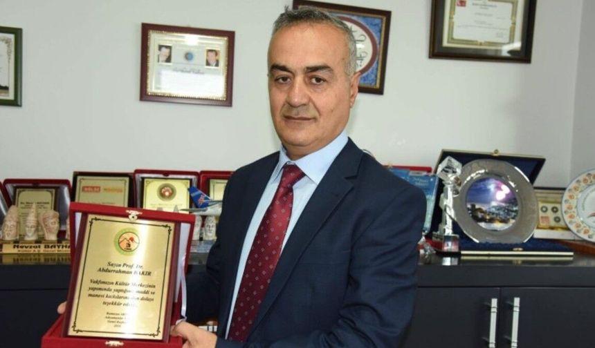 Prof. Dr. Bakır imza etkinliğinde bugün okurlarıyla buluşuyor