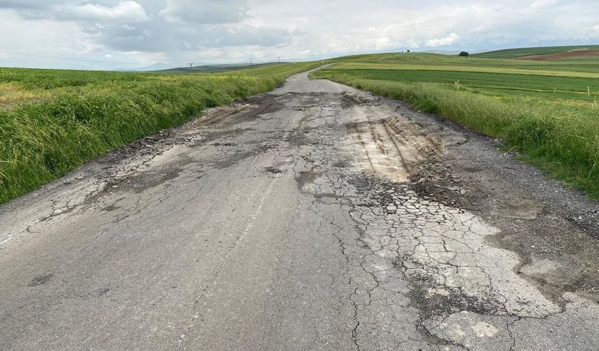 Şambayat Ve Çevre Köyleri Birbirine Bağlayan Yol Alarm Veriyor
