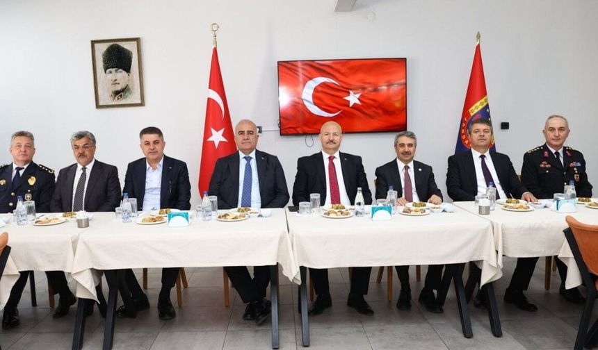 Vali Abdullah Küçük ve protokolden İl Jandarma Komutanlığı'na bayram ziyareti