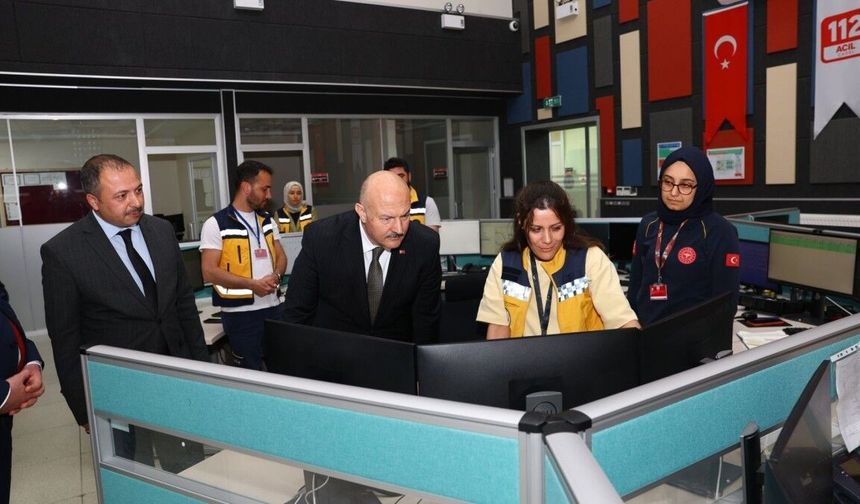 Vali Küçük, 112 Acil Çağrı Merkezi'nde incelemelerde bulundu