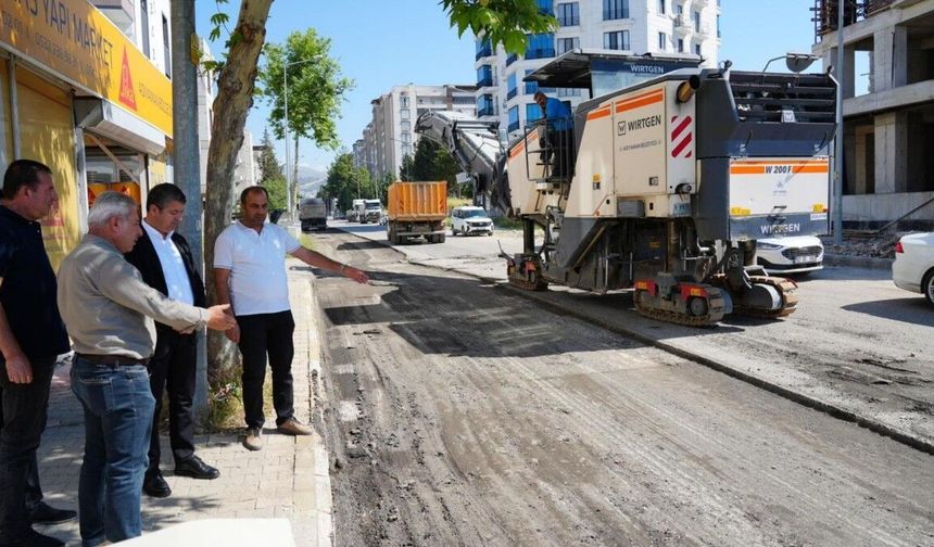 Adıyaman'da asfalt mesaisi sürüyor: Başkan Tutdere çalışmaları yerinde inceledi