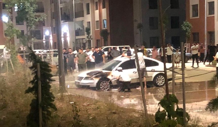 Adıyaman’da Park halindeki otomobil alev aldı