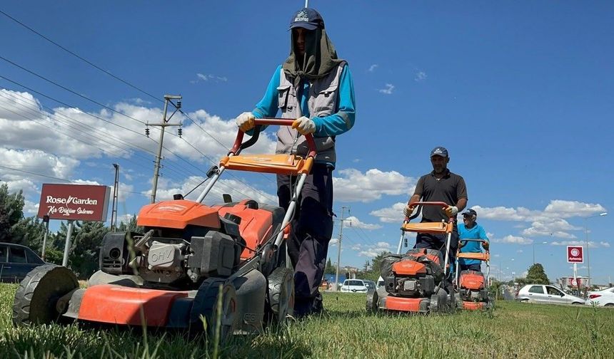 Adıyaman’da Park Ve Yeşil Alanlarda Yaz Mesaisi