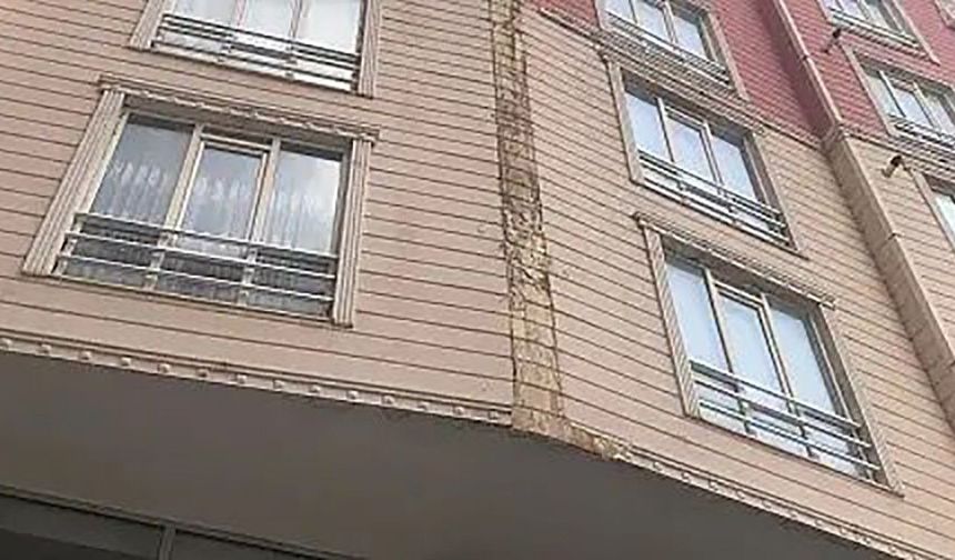 Apartmanın Dış Cephesi Otomobilin Üzerine Çöktü