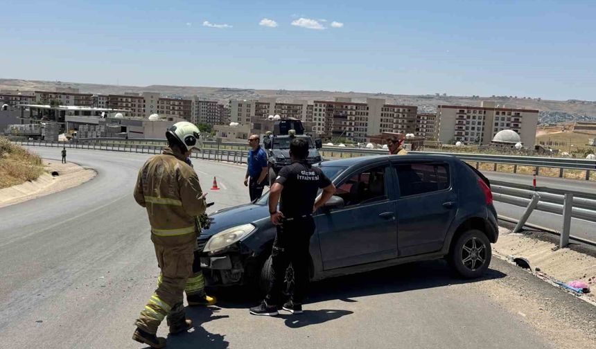 Cizre'de otomobil bariyerlere çarptı: 1 yaralı