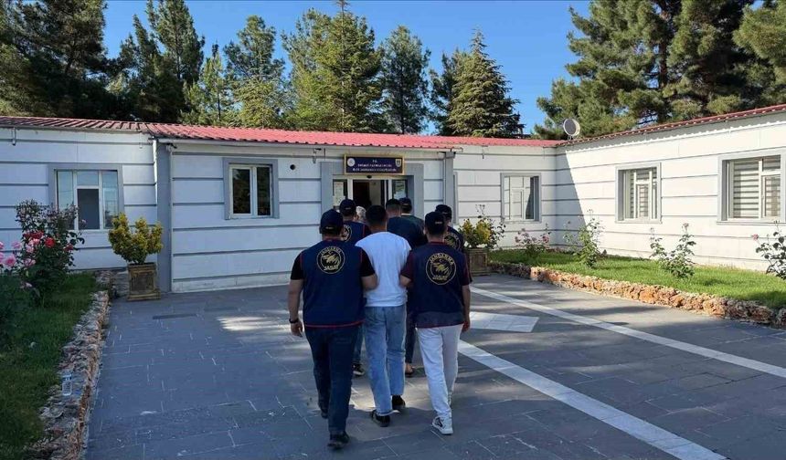 Diyarbakır'da JASAT Operasyonlarında 152 Firari Yakalandı