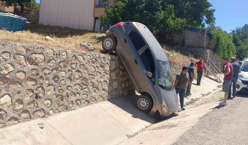 İstinat Duvarından Düşen Otomobilde 2 Yaralı