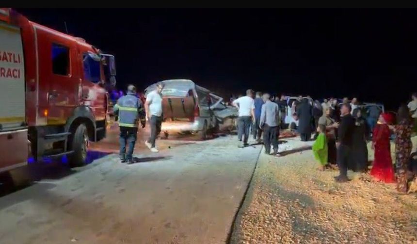 Gaziantep'te 2 araç kafa kafaya çarpıştı: 1 ölü, 12 yaralı