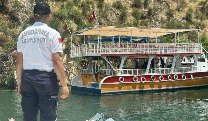 Halfeti'de Sürüklenen Teknede Panik 50 Turist Tahliye Edildi