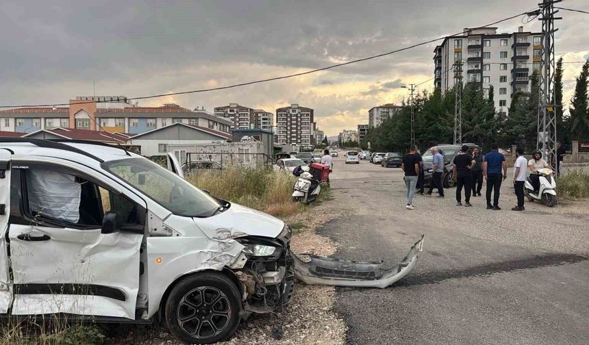 Adıyaman’da İki hafif ticari araç çarpıştı 2 yaralı var