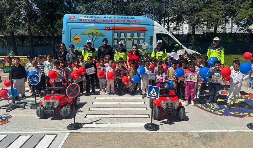 Jandarmadan Minik Öğrencilere Trafik Eğitimi