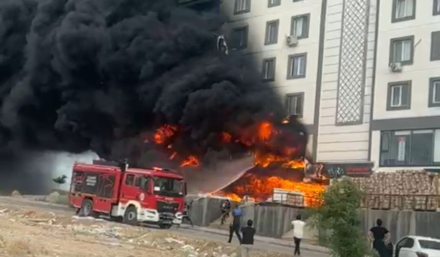 Şanlıurfa'da Depo Yangını Binayı Sardı