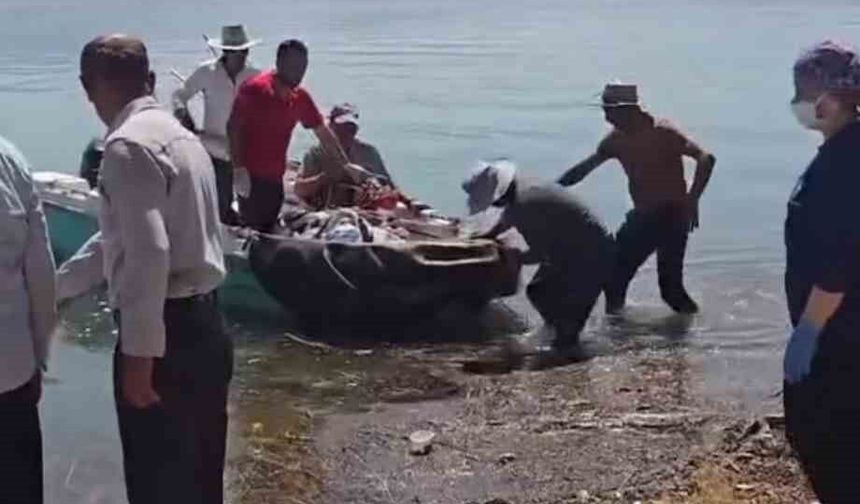 Siirt'te Fenalaşan Hasta Tekneyle Ambulansa Ulaştırıldı