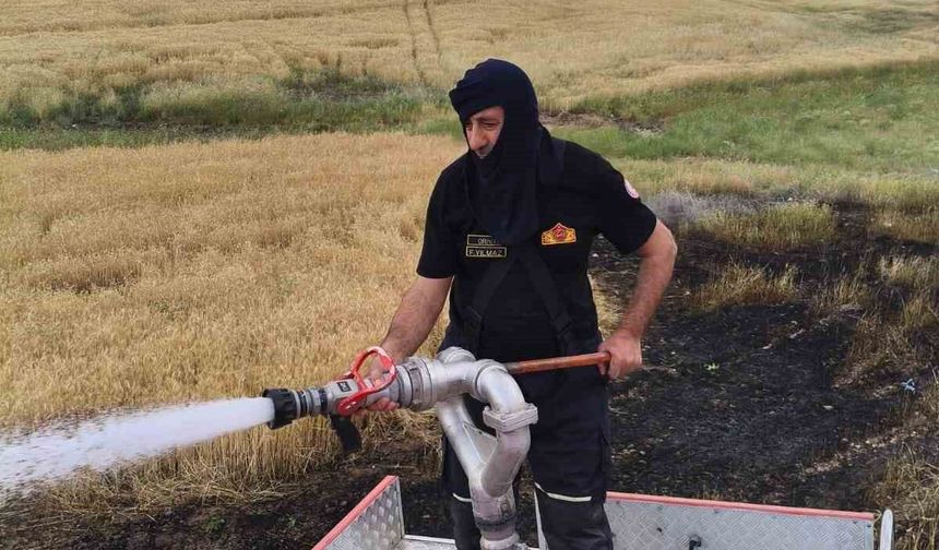 Silvan'da Buğday Tarlasında Yangın 2 Dönüm Zarar Gördü