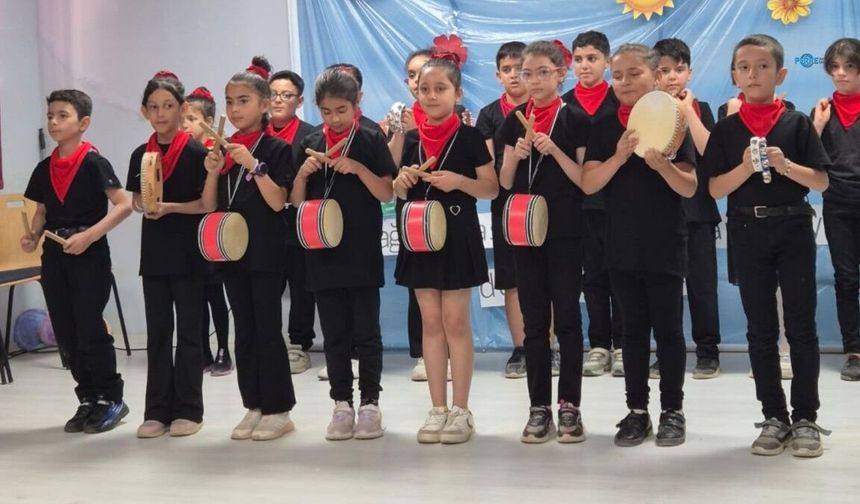 Cumhuriyet İlkokulu Öğrencileri Sanat Gecesinde Ayakta Alkışlandı