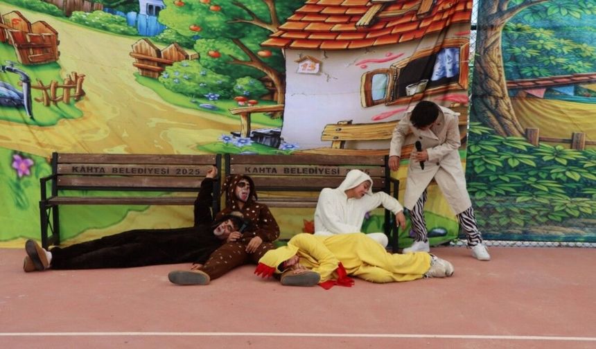 Kahta'da 'Bremen Mızıkacıları' tiyatrosu sahnelendi