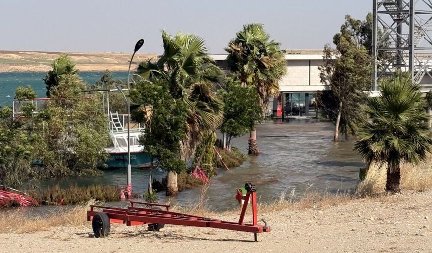 Kahta'da Gölet Taştı, İşyerleri Sular Altında Kaldı