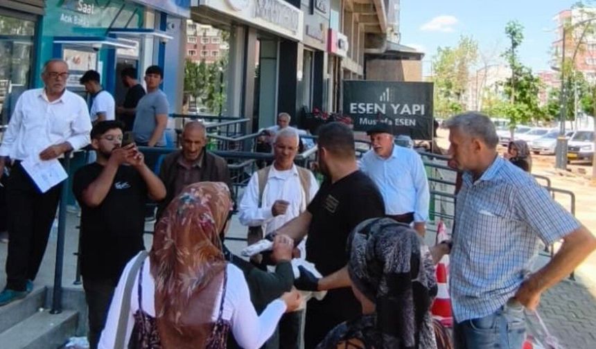 Kahta'da Banka sıra bekleyen vatandaşlara anlamlı ikram
