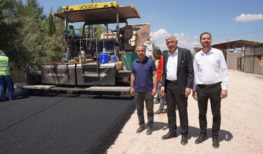 Kahta'da yol seferberliği: İlk sıcak asfalt serimi yapıldı