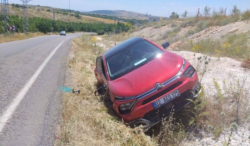 Adıyaman'da otomobil şarampole devrildi: 3 yaralı var