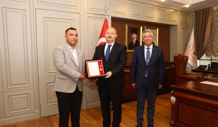 Vali Abdullah Küçük'ten Hayırsever Karakuş'a Altın Madalya takdimi